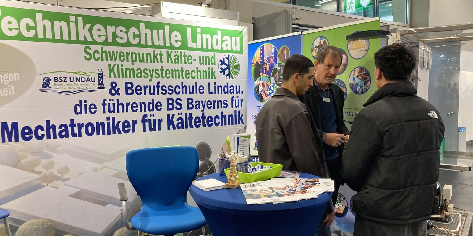 Beratungsgespräch-vor-Kälteanlage1-comp